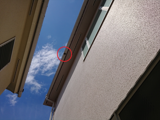 軒樋のつなぎ目が割れてしまっている