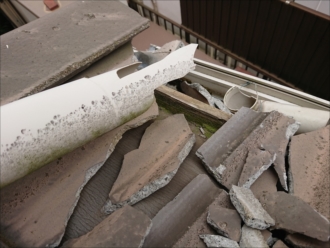 座間市小松原にて庭先に隣家の日本瓦が落下、影響がないか下屋根調査を実施したところ雨樋やセメント瓦が破損してしまっておりました