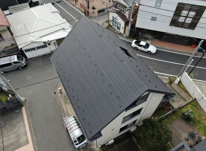 屋根を上空からドローン撮影