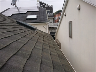施工前の化粧スレート葺き屋根、苔やカビで覆われており雪止めも設置されていません
