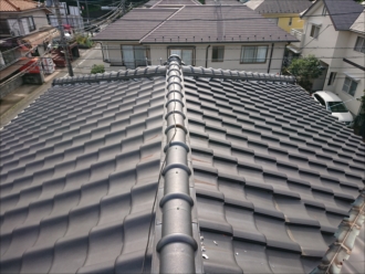 綺麗な瓦屋根ですが、よく見ると漆喰が剥がれている