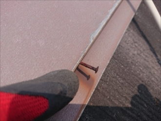 貫板に板金を固定する為に打ち込んである釘が抜けかかっており、さらに錆が相当回ってしまっている