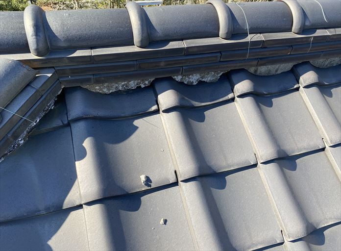 大和市代官で瓦屋根の点検、棟瓦を固定する銅線や漆喰の劣化が見られました