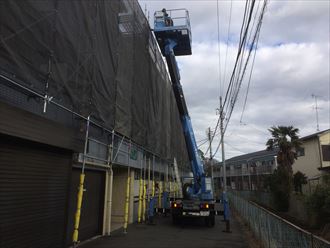 屋根材をマンションの屋根に荷揚げ