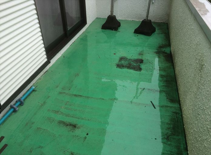 バルコニーの床は屋根と同じように雨で濡れてしまう