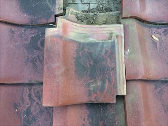 葉山町下山口で台風による風圧で雨樋と瓦が破損しました