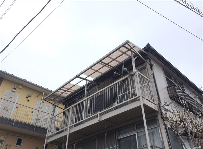 強風で破損したベランダ屋根