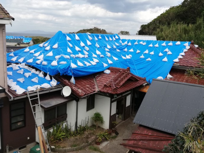 ブルーシートで養生された屋根