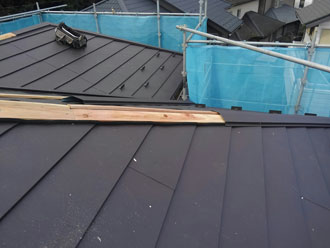 屋根カバー工法　棟板金設置