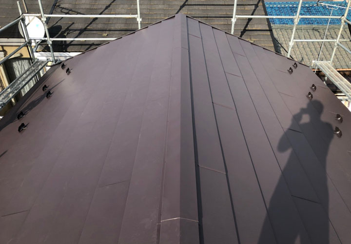 スーパーガルテクトフッ素（SFブラウン）を使用した屋根カバー工事が完了