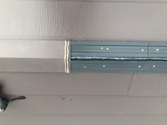 屋根材設置後、タフモック樹脂製の貫板と棟板金を設置