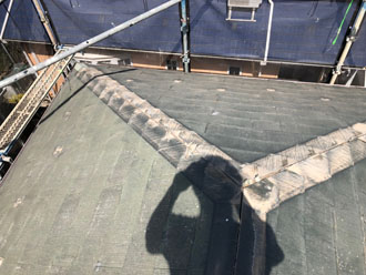 屋根カバー工事　棟板金と貫板を撤去