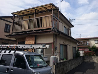 雨漏りが発生し、瓦棒葺き替え工事を行った金属屋根の2階建住宅