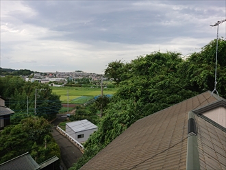 お住まいの廻りに木々が多いと風通しが悪いこともあり湿気が残りやすい