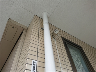 上階から下りてきている戸建て住宅に使われる雨樋とは少し違います