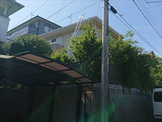 擁壁の上に建てられているお住まいは調査時に梯子が移動できずに上がれない事もございます