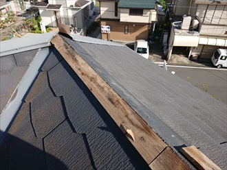 板金同士が重なる取合い部分を見ると屋根に残っている方も部分的にめくれてしまっており二次被害が心配です