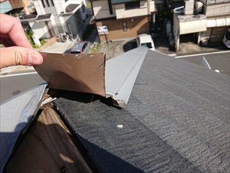 貫板を固定する為に野地板に向かって打たれている釘を見ると錆がでております、こうなる以前よりも棟板金の劣化は始まっていたようです