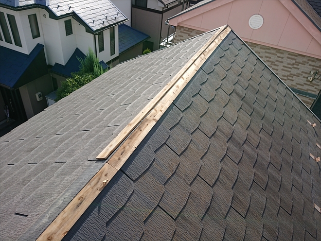 大棟の棟板金が飛散し、部分的に貫板もなくなっておりました