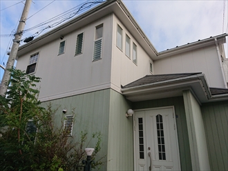 下屋根が見えますが下屋根の板金は飛散しておりませんでした