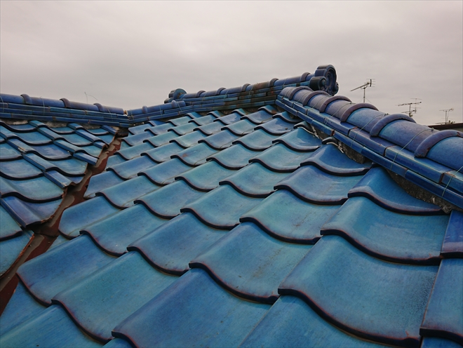 青緑の日本瓦葺き屋根