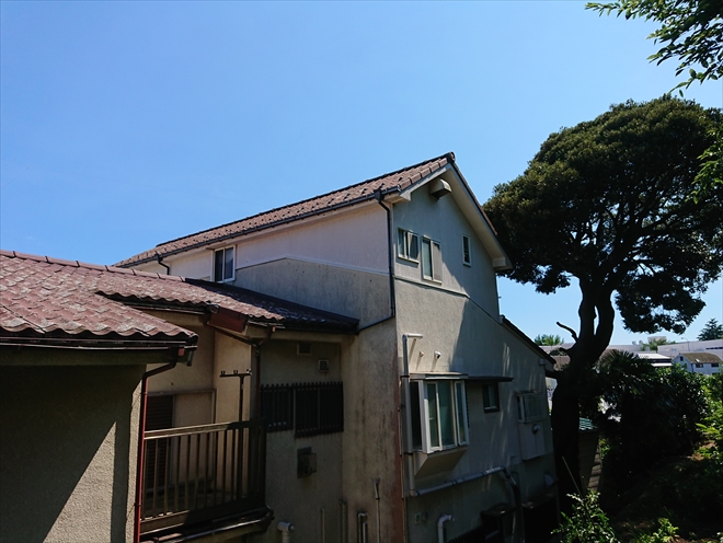 三階建てですが二階屋根と外壁に取合いがあり雨漏りしやすい構造です