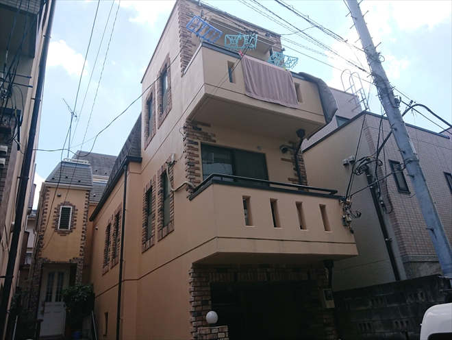 三階建て狭小地に建てられているお住まい