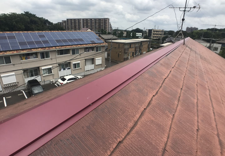 棟板金交換工事が完了したアパートの屋根