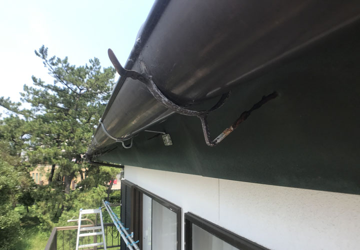 雨樋の吊り金具が錆びて細くなっている