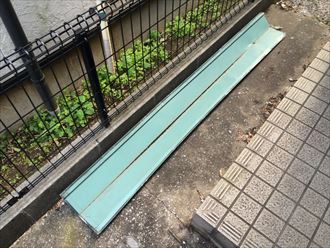 屋根から落下してきた棟板金