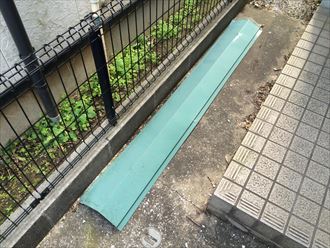 屋根から外れて落下してきた棟板金