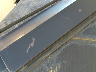 板金の表面が剥がれている