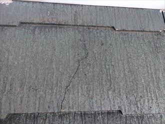 勾配の緩い屋根に使用されたスレートがひび割れている