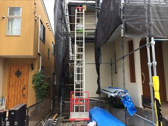 昇降機を使用して屋根材を荷揚げと荷降ろし