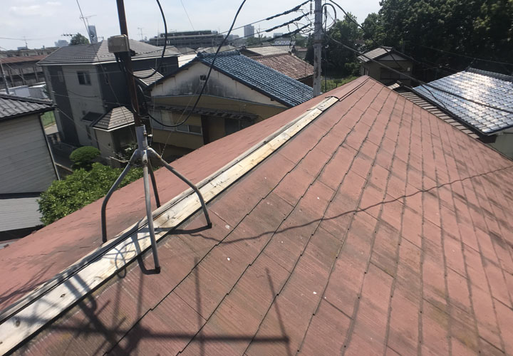 令和元年東日本台風で棟板金が一部飛散してしまったスレート屋根