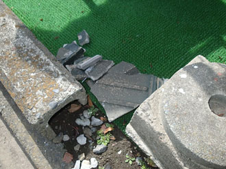 庭先に落ちていたセメント瓦の破片