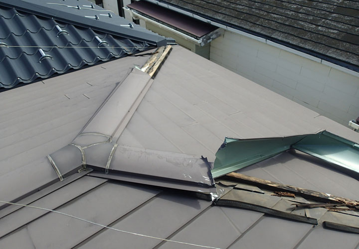令和元年房総半島台風で棟板金が破損してしまった様子