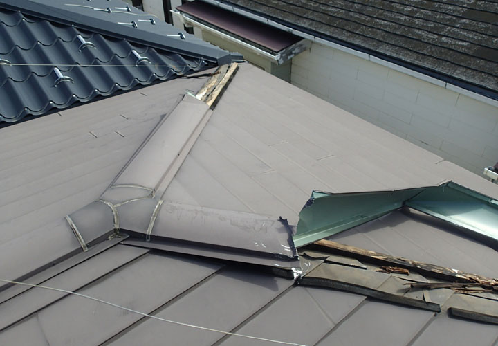 台風で破損してしまった棟板金