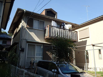 雨漏りが発生し、屋根カバー工法を行った2階建て住宅