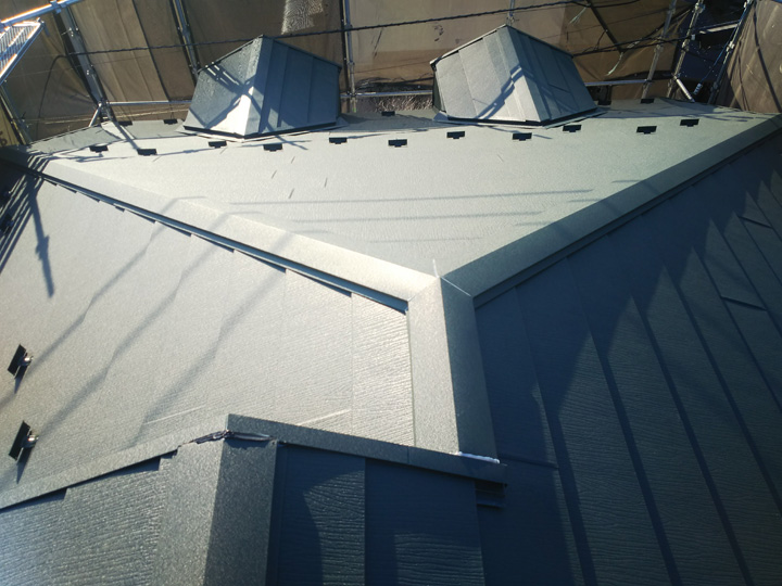 スーパーガルテクトによるスレート屋根への屋根カバー工法、竣工