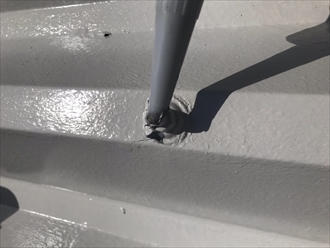 折板屋根ではキャップボルト内部が錆て雨漏りする事がよくあります