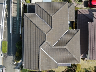 海老名市国分北でモニエル瓦の屋根が破損、ドローン調査で他の不具合も確認されました