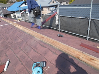 大和市渋谷で破損したスレート屋根の棟を、棟板金交換工事で解消します