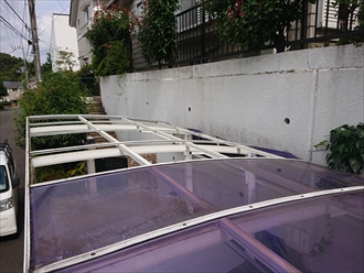 藤沢市打戻にて強風によりカーポート屋根が破損、ポリカーボネート屋根材の曲げが急角度の場合交換が不可能な事もございます