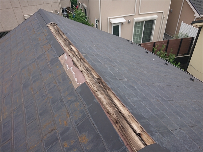 切妻屋根になっていた棟が部分的に飛散し貫板が丸見え、また直下の化粧スレートも飛散しております