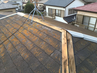 台風で棟板金が飛散してしまったスレート屋根