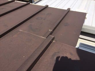 板金屋根の表面に出来る靴の跡