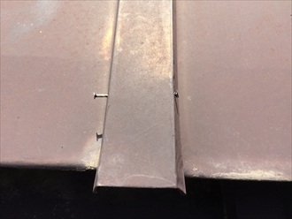 瓦棒葺きのカッパを固定している釘が抜けると固定力が低下