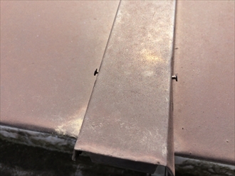 瓦棒葺きのカッパを固定している釘が抜けている