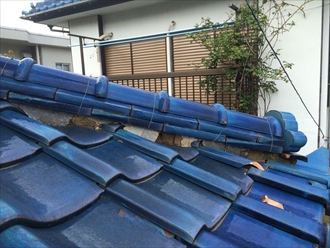 棟瓦の下側がボロボロの状態